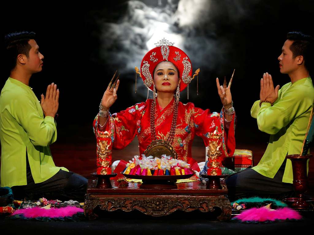 vietnams spirit mediums revive once forbidden ritual anmedium an chinh
